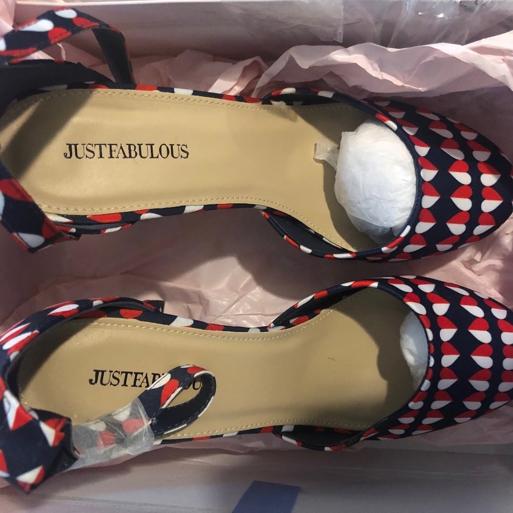 BEAUTIFUL HEART RETRO PRINT  RED, WHITE AND BLUE PUMPS. BRAND NEW SIZE 71/2